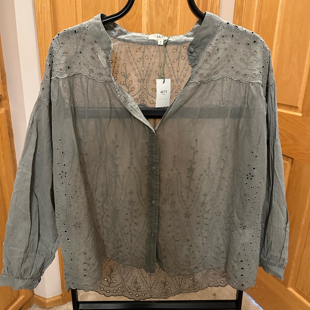 AE77 lightweight blouse size M